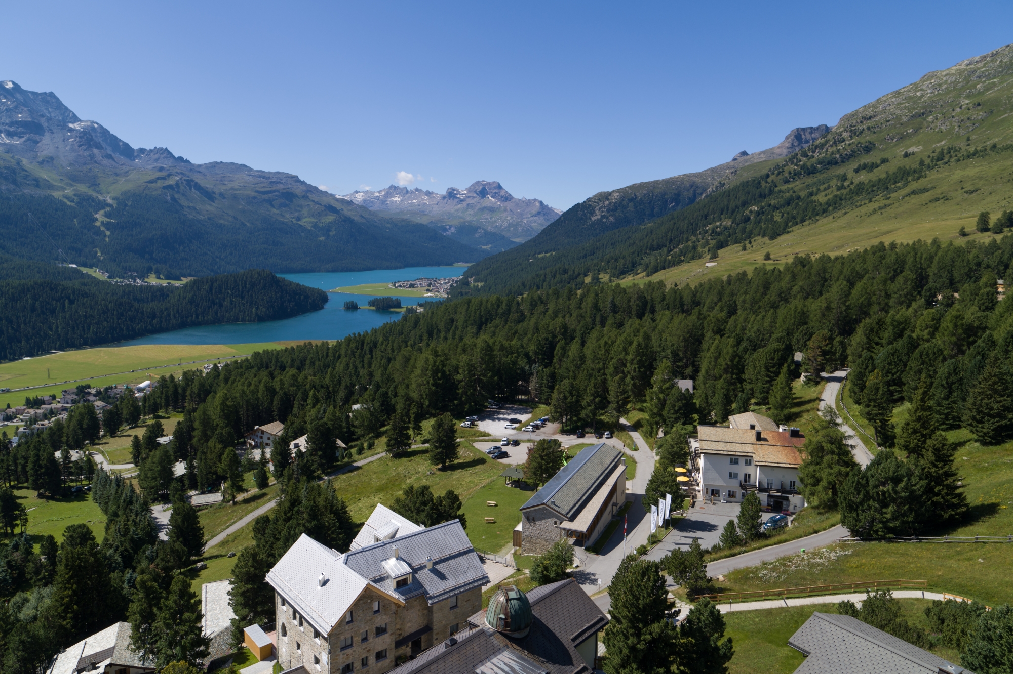 Luftaufnahme Berghotel Randolins Sommer mit Silvaplanersee und Engadiner Tal