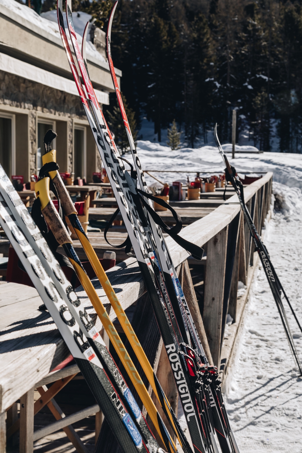 Ski und Langlaufstöcke an einer Berghütte im Engadin Winter